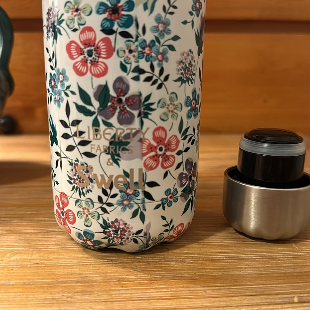 NEW 17oz Swell Water Bottle Starbucks Limited Edition Liberty Fabrics - Picture 4 of 4